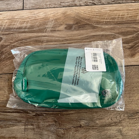 NEW LULULEMON EVERYWHERE BELT BAG COLOR CASCADIA GREEN - Picture 7 of 8